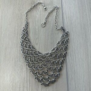 💚2 for $10 Elegant Silver Floral Bib Necklace